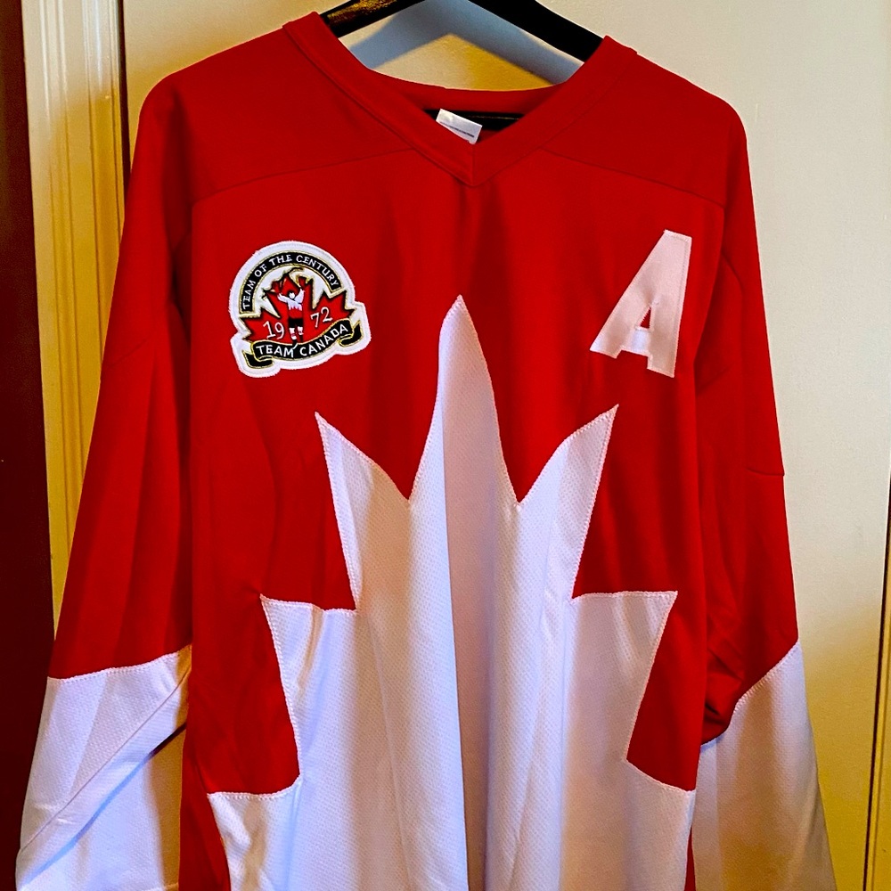Autographed mint conditioned Phil Esposito team Canada 1972 jersey.